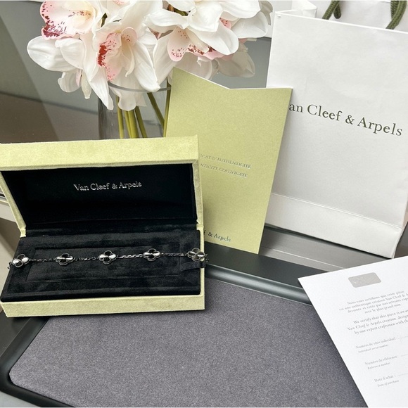 🖤🖤 Van Cleef & Arpels Women’s Black Bracelet 🖤🖤